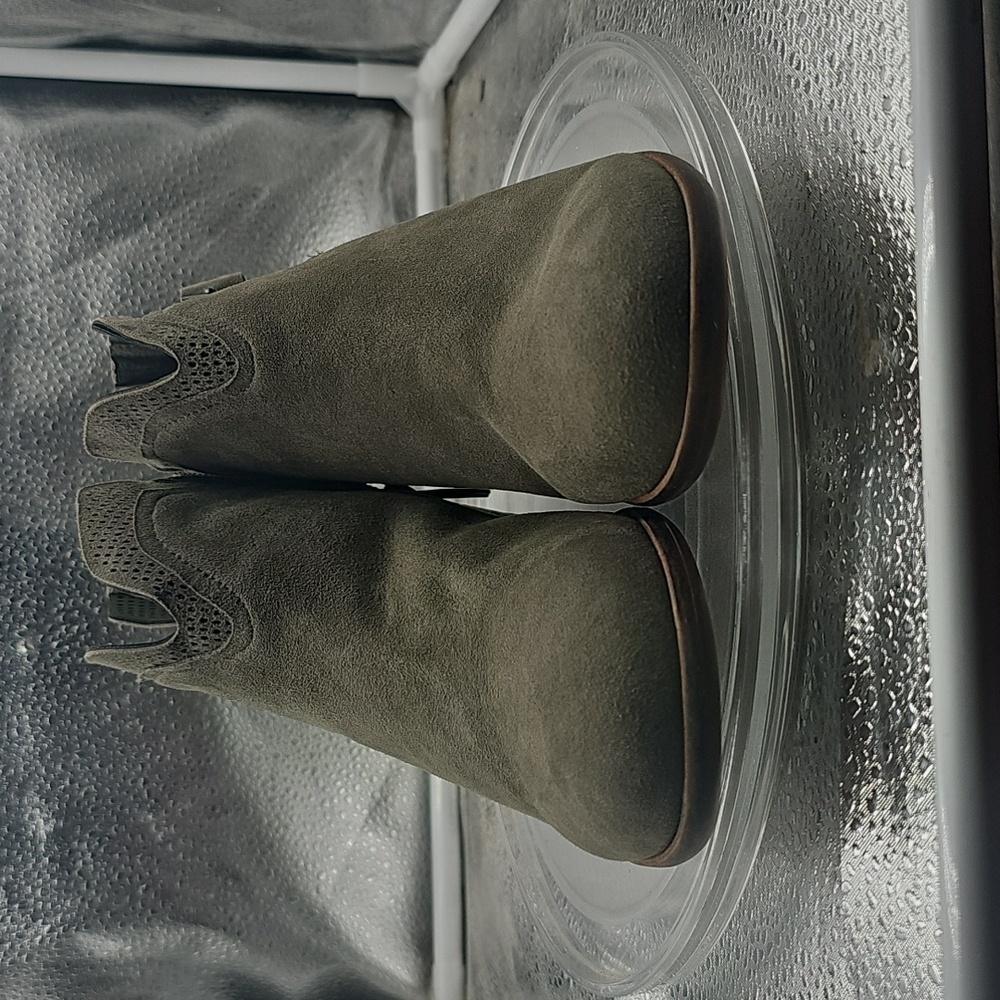 A Vince Camuto  womens Olive Green ankle boots size 6W